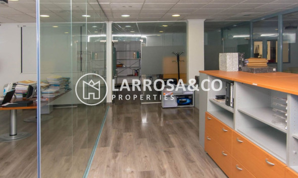 Resale - Commercial space - Torrevieja - Centro