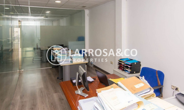 Resale - Commercial space - Torrevieja - Centro