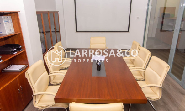 Resale - Commercial space - Torrevieja - Centro