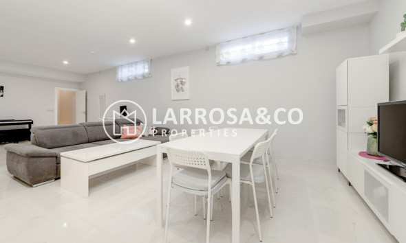 Resale - Detached House/Villa - Orihuela costa - Villamartin 