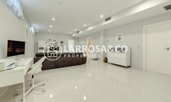 Resale - Detached House/Villa - Orihuela costa - Villamartin 