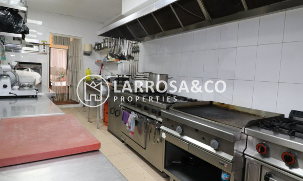 Resale - Commercial space - Torrevieja - Playa del cura