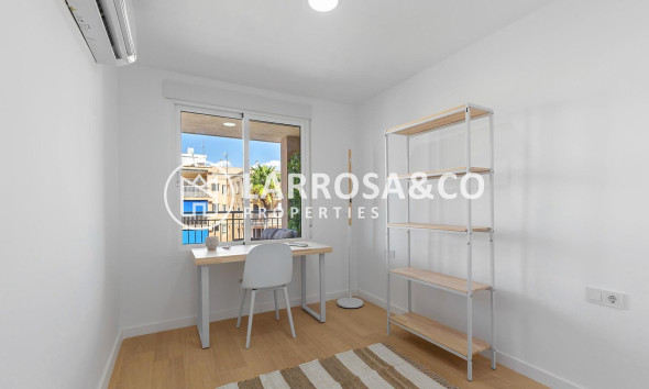 Resale - Apartment - Torrevieja - Playa de los Naufragos