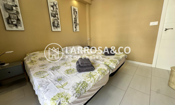 Resale - Apartment - Torrevieja - Paseo maritimo