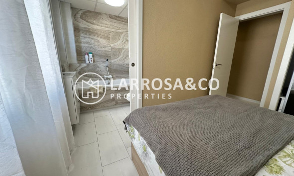 Resale - Apartment - Torrevieja - Paseo maritimo