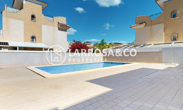 Resale - Semi-detached house - Pilar de la Horadada - Las Higuericas