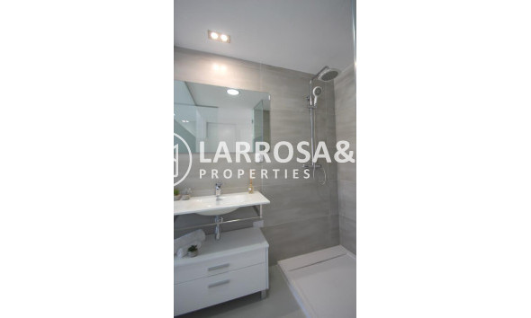 new-build-guardamar-del-segura-apartment-bathroom-1-ON20490602