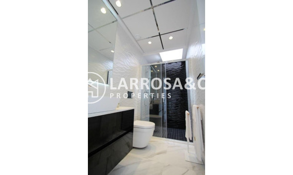 new-building-villa-dehesa-de-campoamor-bathroom-1-on2059