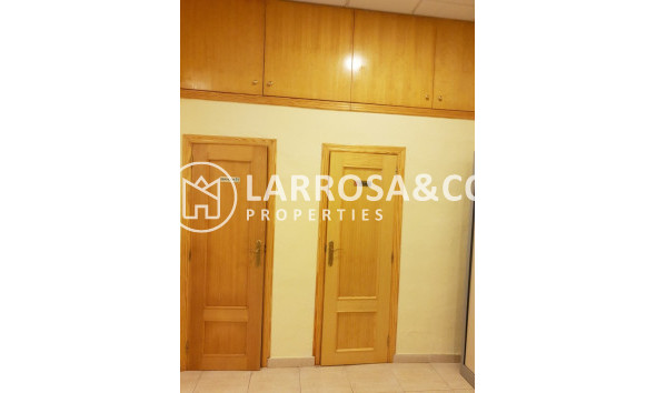 Resale - Commercial space - Torrevieja - Playa del cura