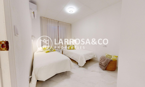 Resale - Apartment - Torrevieja - Acequion