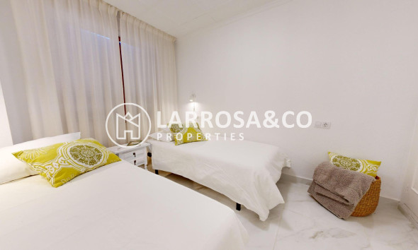 Resale - Apartment - Torrevieja - Acequion