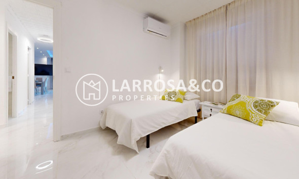 Resale - Apartment - Torrevieja - Acequion