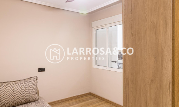 Resale - Apartment - Torrevieja - Acequion