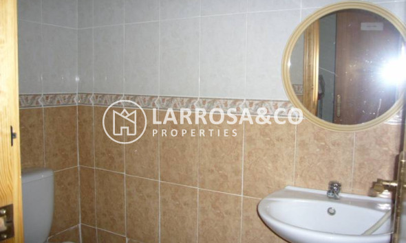 Resale - Commercial space - Torrevieja - Centro