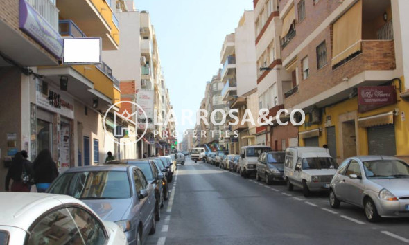 Resale - Commercial space - Torrevieja - Centro