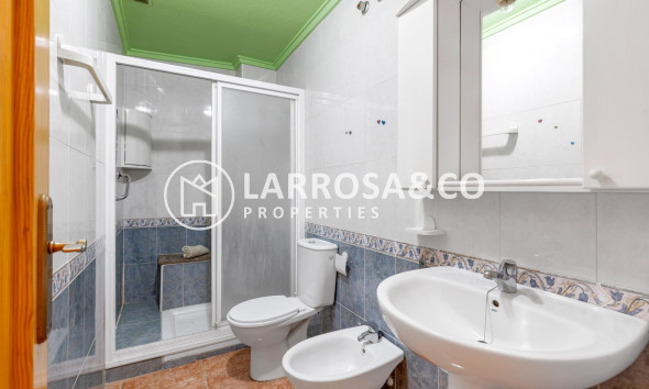 Resale - Ground floor apartment - Torrevieja - Estacion de autobuses