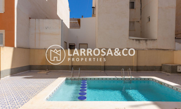 Resale - Ground floor apartment - Torrevieja - Estacion de autobuses