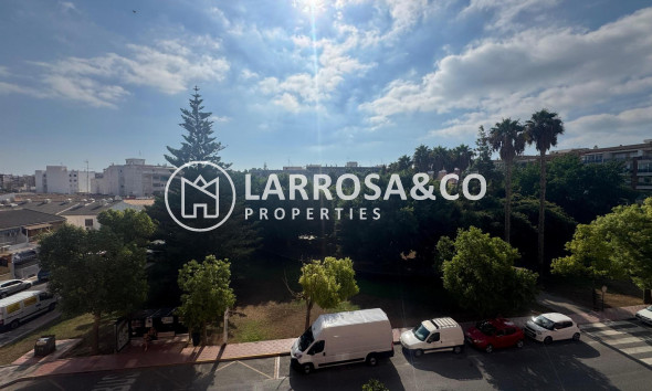 Resale - Apartment - Torrevieja - Playa del Acequión