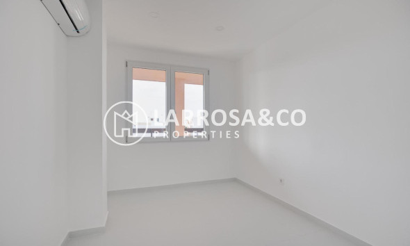 Resale - Apartment - Torrevieja - Playa de los Naufragos