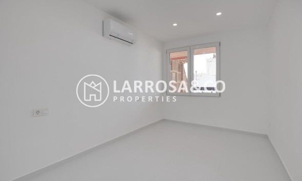 Resale - Apartment - Torrevieja - Playa de los Naufragos