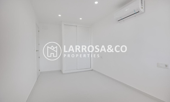 Resale - Apartment - Torrevieja - Playa de los Naufragos