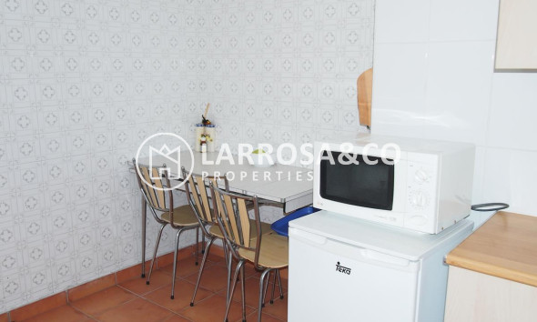 resale-apartment-guardamar-del-segura-center-kitchen-2-rv2089