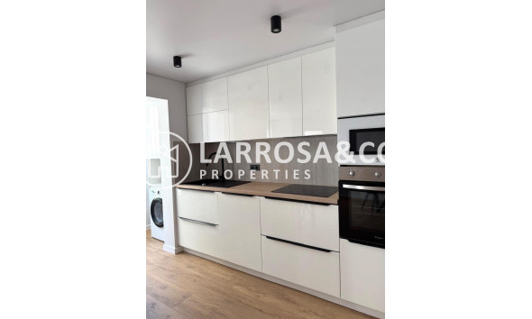 Resale - Apartment - Torrevieja - Paseo maritimo