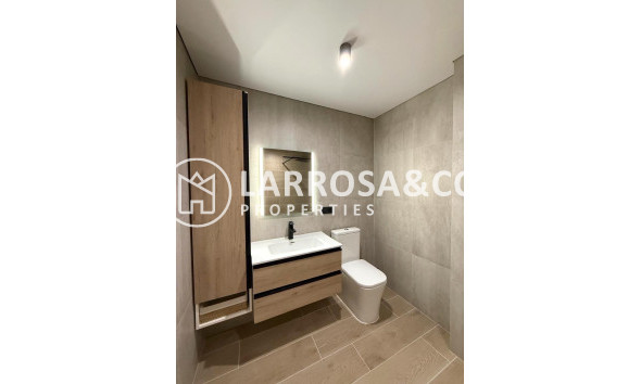 Resale - Apartment - Torrevieja - Paseo maritimo