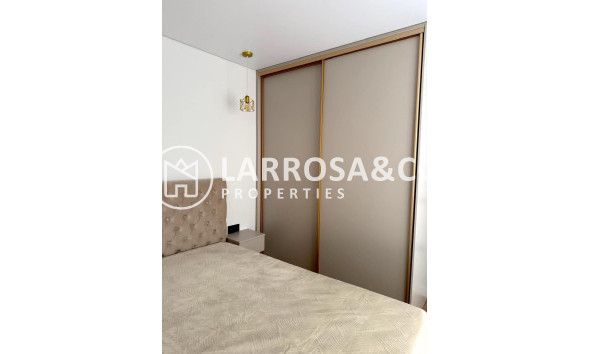 Resale - Apartment - Torrevieja - Paseo maritimo