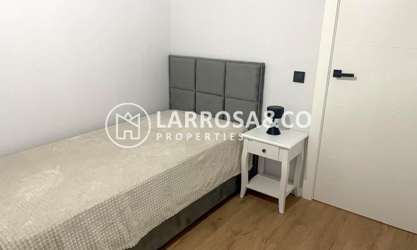 Resale - Apartment - Torrevieja - Paseo maritimo