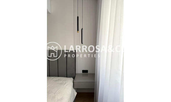 Resale - Apartment - Torrevieja - Paseo maritimo