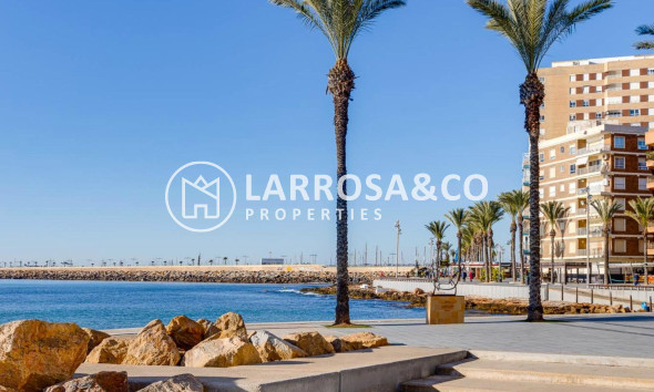Resale - Apartment - Torrevieja - Paseo maritimo