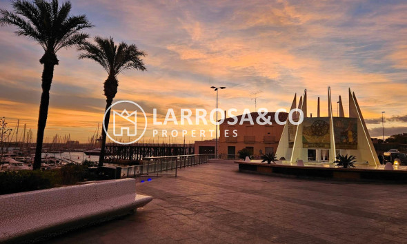 Resale - Apartment - Torrevieja - Paseo maritimo