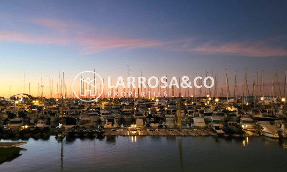 Resale - Apartment - Torrevieja - Paseo maritimo