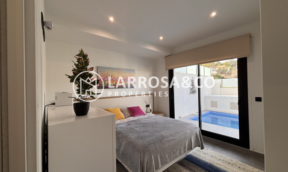 Resale - Detached House/Villa - Villamartín - Costa Blanca