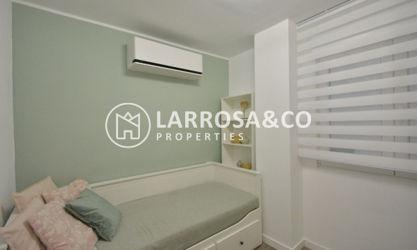 Resale - Apartment - Torrevieja - Playa Acequion