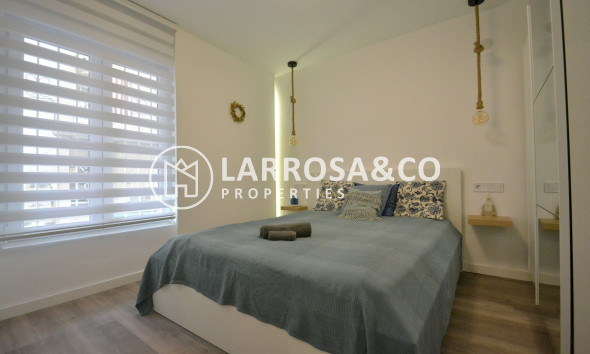 Resale - Apartment - Torrevieja - Playa Acequion