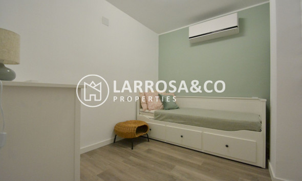 Resale - Apartment - Torrevieja - Playa Acequion