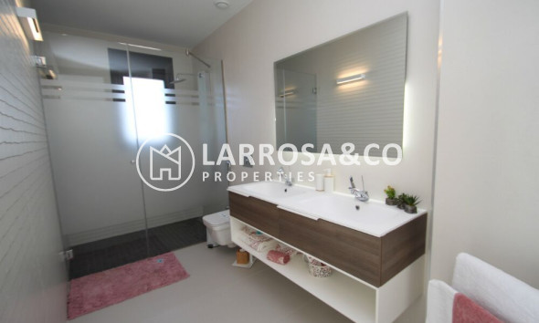 new-build-villa-sanmiguel-bathroom2-on2119