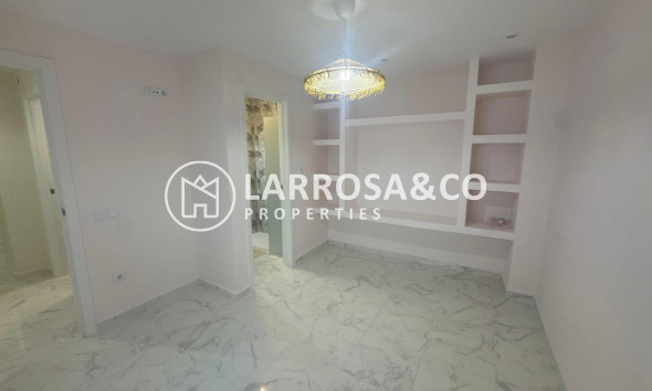 Resale - Apartment - Torrevieja - Muelle Pesquero