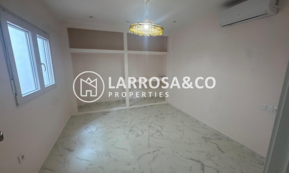 Resale - Apartment - Torrevieja - Muelle Pesquero