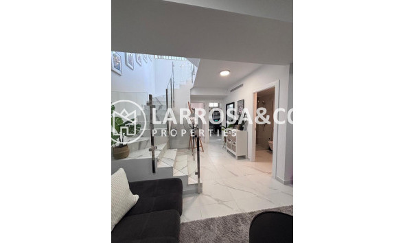 Resale - Detached House/Villa - Villamartín - Costa Blanca