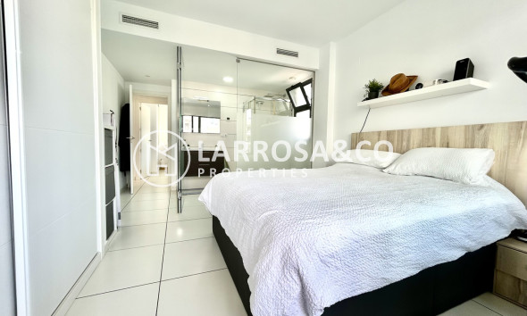 Resale - Apartment - Villamartín - Costa Blanca
