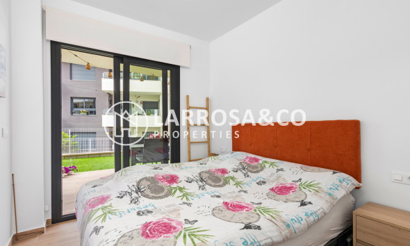 Resale - Apartment - Villamartín - Costa Blanca