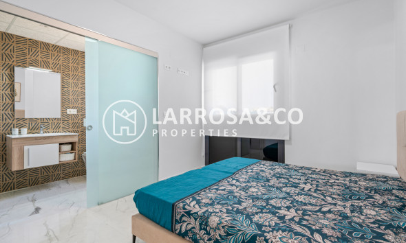 Resale - Apartment - Villamartín - Costa Blanca
