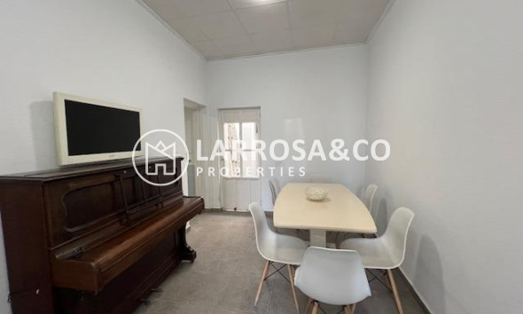 Reventa - Adosado - Dolores - CENTRO