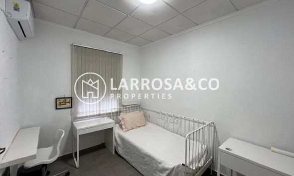 Reventa - Adosado - Dolores - CENTRO