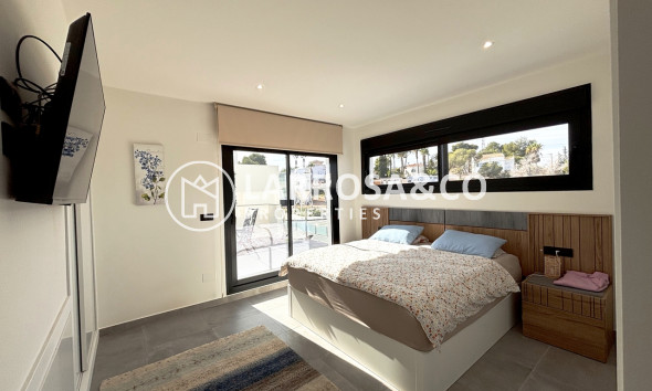 Resale - Detached House/Villa - Villamartin - Costa Blanca