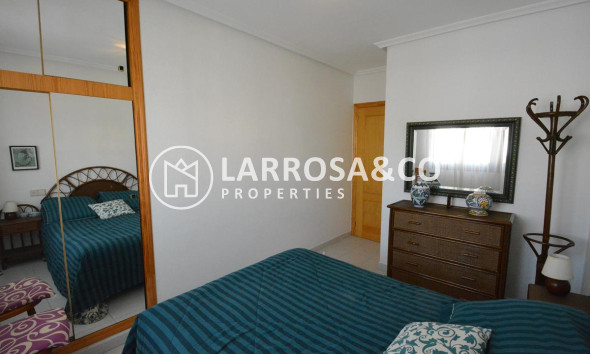 reventa-bungalow-guardamar-moncayo-dormitorio-principal-armario-rv2063
