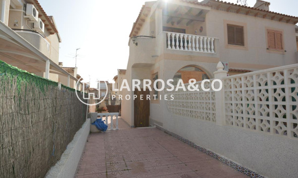 reventa-bungalow-guardamar-moncayo-fachada-plaza-aparcamiento-rv2063